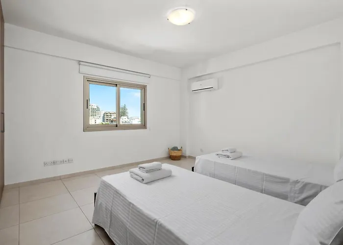 Downtown Sea View Penthouse 拉纳卡